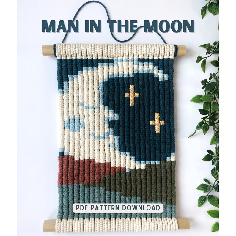 Pode incluir: Uma tape&ccedil;aria de parede feita com corda de macram&eacute; em um padr&atilde;o geom&eacute;trico. O padr&atilde;o apresenta uma lua crescente azul com duas estrelas douradas. O texto "MAN IN THE MOON" est&aacute; na parte superior da imagem. O texto "PDF PATTERN DOWNLOAD" est&aacute; na parte inferior da imagem.