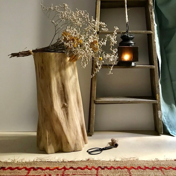 Tabouret en bois de bouleau. Wooden stool. Tabouret haut en bois