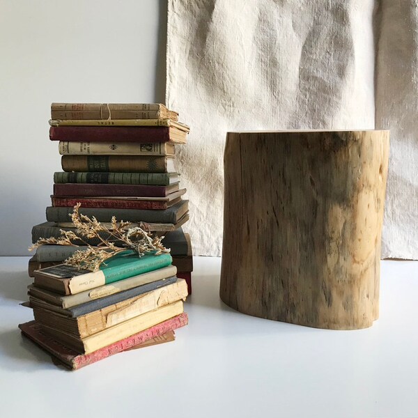 Tabouret en bois de pin. Wooden stool. Tabouret haut en bois