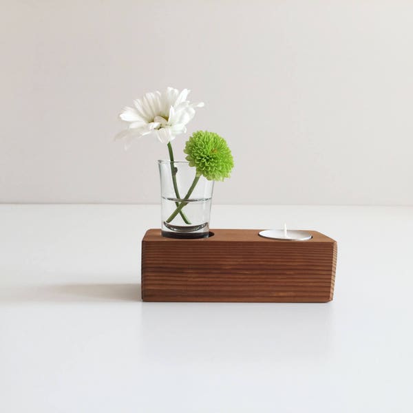 Bougeoir en bois et verre pour les fleurs. Wooden candleholder and vase. Home decoration. Bougie et petit vase. Décor en bois.