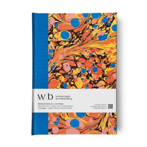 Op de afbeelding: Een notitieboek met een gemarmerde kaft in tinten oranje, geel en blauw. De rug is blauw. Een witte band toont de tekst "wb wainwright bookbinding."