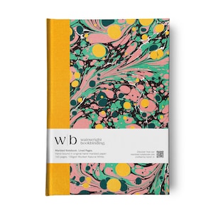 Puede incluir: Un cuaderno de tapa dura con una cubierta veteada en rosa, verde y amarillo. El lomo es de color amarillo mostaza. Una banda blanca en la parte delantera dice "wainwright bookbinding". El cuaderno está encuadernado a mano con 160 páginas de papel Munken Natural White.