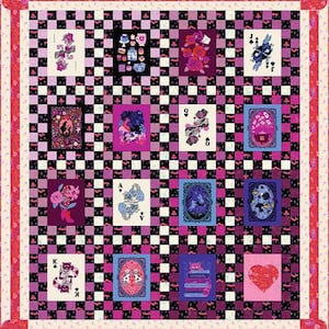 Puede incluir: Un edredón colorido con un patrón de tablero de ajedrez en negro, blanco y rosa. El edredón presenta diseños de naipes con ilustraciones florales y de fantasía. El borde es un patrón floral en rosa y rojo.