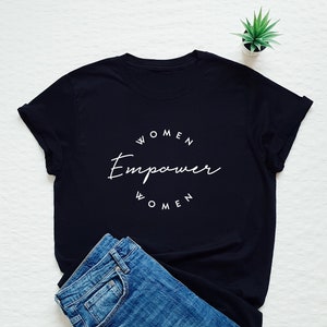 女性が女性をエンパワーするシャツ、フェミニスト T シャツ、国際女性デー、フェミニズム、女性エンパワーメント T シャツ、ガールパワー、エンパワーメント T シャツ