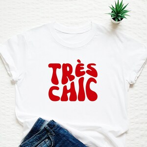 Tres Chic Shirt, French Shirt, Wavy Text Shirt, Très Chic, Fashion Icon Tee, Groovy Retro T-shirt, Gift For Her