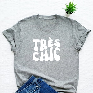 Tres Chic Shirt, Frans Slogan Shirt, Groovy Font Shirt, Fashion Icon T-shirt, Très Chic, Retro Chic Tee, Cadeau voor haar