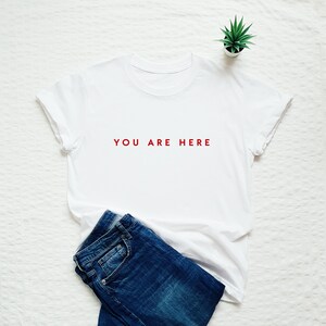 Estás aquí camisa, navegación, camiseta de regalo de ubicación divertida, camiseta minimalista