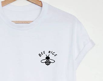 Bonita camiseta de bolsillo estampado, camisa bonita abeja, mujeres divertidas o camisa de eslogan unisex, camiseta gráfica amigable agradable, camisa de regalo de abeja de bolsillo