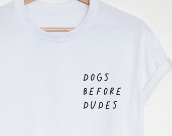 Chiens avant les mecs drôle de chien T-shirt, chemise à imprimé de poche pour chien, maman de chien, chemise de maman de chien, cadeau de propriétaire de chien, tee d’amoureux de chien, nouveau cadeau de chien