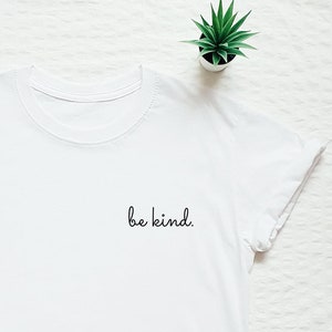 Camiseta de algodão unissex com bolso e frase inspiradora "Seja Gentil"