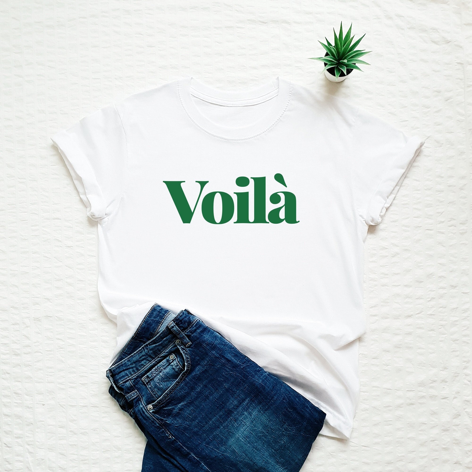 T-shirt Femme « Voilà » – Col En V, Style Parisien Avec Citation Française – Cadeau Idéal Pour Les Amoureux De La France Et Du Voyage