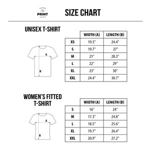 Puede incluir: Tabla de tallas para camisetas unisex y camisetas ajustadas para mujer. La tabla muestra las medidas de ancho y largo en pulgadas para cada talla: XS, S, M, L, XL y XXL.