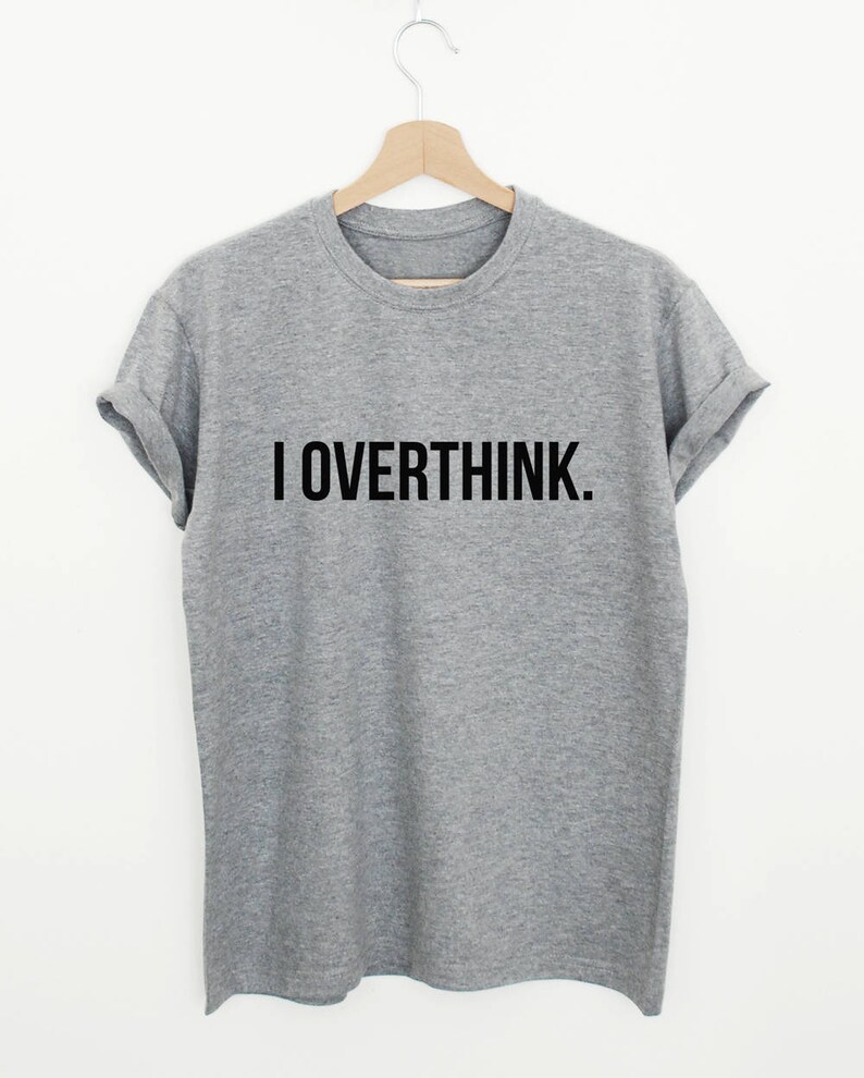 K&ouml;nnte beinhalten: Ein hellgraues T-Shirt mit dem Aufdruck "I OVERTHINK." in Schwarz.