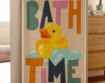 Może przedstawiać: Kolorowy plakat z tekstem "BATH TIME" w dużych, pogrubionych literach. Żółta gumowa kaczka pływa w chmurze baniek.
