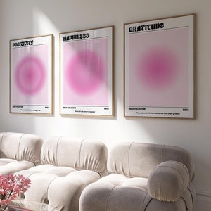 Peut inclure: Trois impressions encadrées avec des fonds dégradés roses et du texte noir. Le texte sur les impressions est "POSITIVITY", "HAPPINESS" et "GRATITUDE".