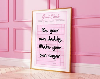 Könnte beinhalten: Ein rosa-weißer Gastcheck mit dem Text "Guest Check" oben und dem Spruch "Be your own daddy, Make your own sugar" in schwarzer Schrift. Der Check hat Spalten für Kellner, Tisch, Gäste und Checknummer.
