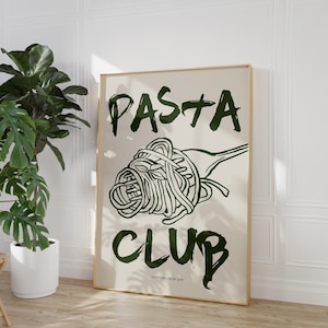 Pu&ograve; includere: Un poster con il testo "PASTA CLUB" in lettere verdi. Il poster presenta un disegno di una forchetta con una grande porzione di pasta sopra. Il testo "EVERYDAY FROM 5PM" &egrave; in fondo al poster.