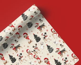 Puede incluir: Un papel de regalo de color crema con un patrón repetido de perros con gorros de Papá Noel, árboles de Navidad y copos de nieve. Los perros están en varias poses y razas, incluyendo un terrier, un dachshund y un caniche.