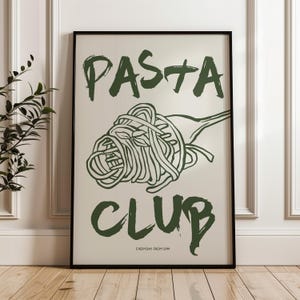 Pu&ograve; includere: Un poster verde e bianco con il testo "PASTA CLUB" in un carattere corsivo audace. Il poster presenta un disegno di un piatto di pasta con una forchetta. Il testo "EVERYDAY FROM 5PM" &egrave; in fondo al poster.
