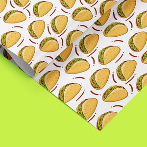 Puede incluir: Papel de envolver blanco con un patrón repetido de tacos amarillos con lechuga verde y salsa roja.
