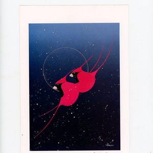 Könnte beinhalten: Ein Kunstdruck mit dem Titel "Red Dawn" von Rick Beaver. Das Bild zeigt zwei stilisierte rote Vögel vor einem dunkelblauen Sternenhimmel mit einem goldfarbenen Kreis. Die Vögel haben lange, dünne Schwanzfedern. Der Druck hat einen minimalistischen Stil.