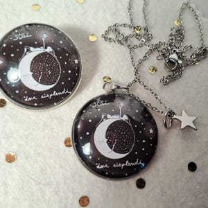 Collana con pendente o spilla in acciaio inox e cabochon in vetro, illustrazione mia "Stai dove risplendi", gioielli illustrati.