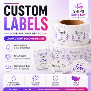 Puede incluir: Una colección de etiquetas adhesivas personalizadas en varias formas, incluyendo circulares, cuadradas y ovaladas. Las etiquetas presentan texto morado y gráficos florales con frases como thank you, handmade with love, natural soap y honey co.