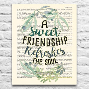 Puede incluir: Una página de libro vintage con un diseño floral superpuesto. La página presenta un pasaje de Proverbios 27:9, "Una dulce amistad refresca el alma." El texto está en blanco y negro, y el diseño floral está en tonos de verde y azul.