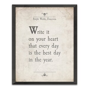 Puede incluir: Una impresi&oacute;n enmarcada con una cita de Ralph Waldo Emerson: "Escr&iacute;belo en tu coraz&oacute;n que cada d&iacute;a es el mejor d&iacute;a del a&ntilde;o."