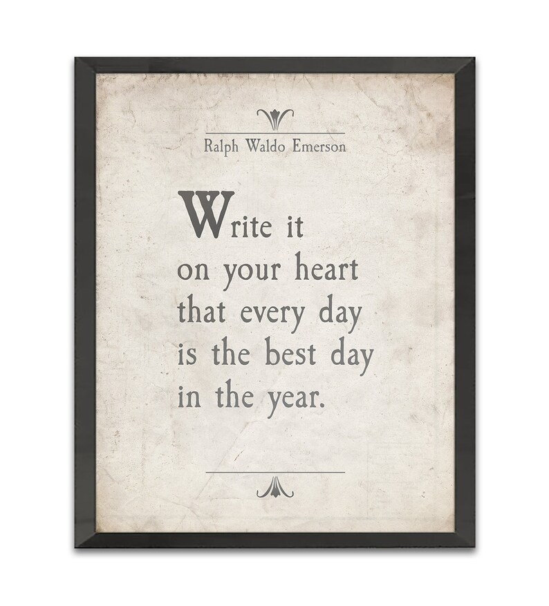 Puede incluir: Una impresi&oacute;n enmarcada con una cita de Ralph Waldo Emerson: "Escr&iacute;belo en tu coraz&oacute;n que cada d&iacute;a es el mejor d&iacute;a del a&ntilde;o."