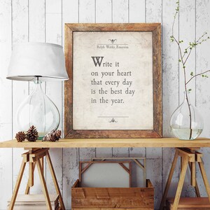 Puede incluir: Una impresi&oacute;n enmarcada con una cita de Ralph Waldo Emerson: "Escr&iacute;belo en tu coraz&oacute;n que cada d&iacute;a es el mejor d&iacute;a del a&ntilde;o."
