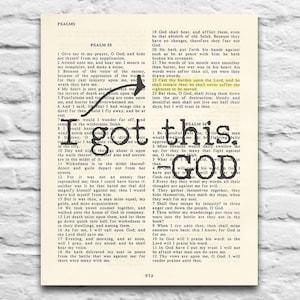 Puede incluir: Una página de libro vintage con una imagen en blanco y negro de una paloma con las palabras "I got this" en una fuente grande. La página contiene texto de los Salmos 55 y 56 de la Biblia. El texto está en blanco y negro.