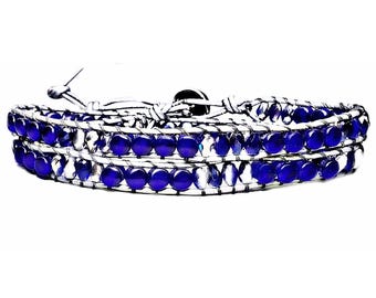Pulsera de doble vuelta de cristal checo azul cobalto / Cuero plateado metalizado