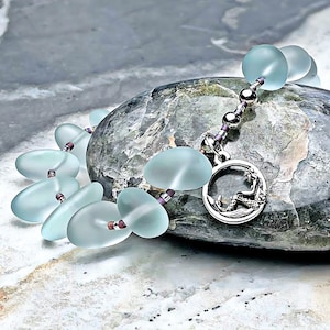 Aqua Sea Glass Nugget Armband | Meerjungfrau Bettelarmband | Aqua und Flieder Armband | Seeglas| Meerjungfrau-Anhänger
