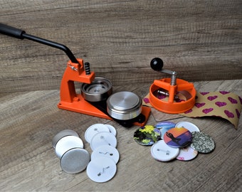 Micro Buttonmaschine mit 100 Zubeh/örteilen /& Kreissschneider austauschbarer Stempel in Gr/ö/ße 58mm Enterprise Products