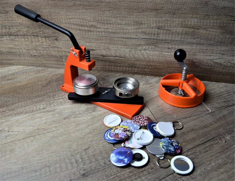 Micro Buttonmaschine mit 100 Zubeh/örteilen /& Kreissschneider austauschbarer Stempel in Gr/ö/ße 58mm Enterprise Products