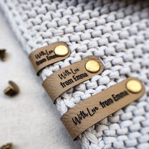Etiquetas de crochet de piel sintética personalizadas: etiquetas de punto personalizadas con remaches
