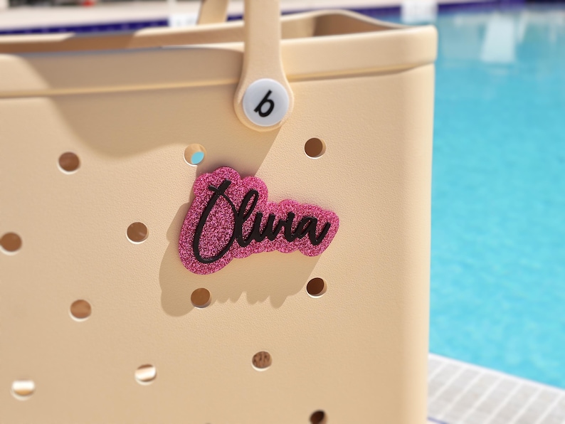 Name charm for Bogg Bag – customizable name tag gift idea for Crocs-style bags glitter pink and black Bogg Bag Bits, 
Bogg Bag Buttons,
tag for bogg bag,
bogg bag name tag,
custom name tag,
luggage tag,
bogg bag accessories,
custom name bogg bag,
bogg bag Jibbitz
Personalized Bag, Bogg Bag Gift Ideas,
Pink Bogg Bag,
Bogg Bag Charms,
Name Plate Bogg Bag,
Bogg Bag Accesories,
Initial Bogg Bag,
Customize Bogg Bag