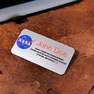 UV-printed magnetic logo name badges for staff and employees, printed in full color with company branding. Personalized acrylic office name tags for retail, hospitality, and healthcare teams. Professional custom badges with magnetic or pin backing, ideal for daily wear.