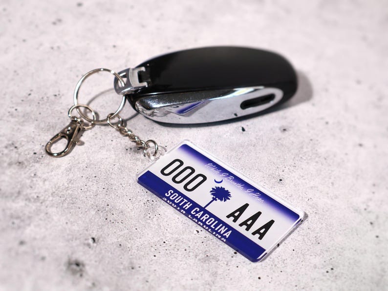 Custom license keychain inspired by classic U.S. plates. Create your own replica design with personalized text. Ideal for car enthusiasts, mechanics, or travel lovers. Lightweight acrylic key tag with realistic details makes it a standout accessory. Great driver’s gift, car key decoration, or creative souvenir for anyone who appreciates custom automotive style.