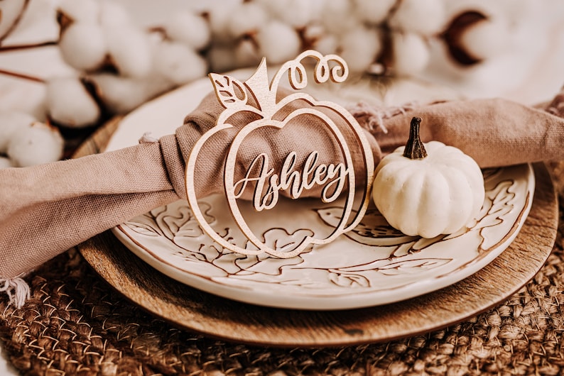 Rustic Thanksgiving place cards in the shape of pumpkins, gold wood. Can be laser cut from birch wood or acrylic, featuring each guest's name in elegant script. Ideal for fall weddings, family reunions, or festive Friendsgiving dinners with a cozy, personalized touch