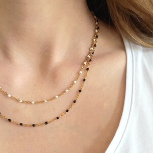 Collar de acero con cuentas de resina de colores | Collar de cadena de rosario minimalista | Collar de capas para mujer | Regalo Hermana, Amiga, Navidad