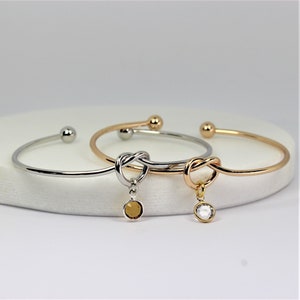 Bracciale personalizzato, medaglia portafortuna iniziale Bangle Knot, gioielli per la mamma, regalo per la sorella, regalo di nascita, regalo di Natale personalizzato immagine 6