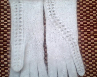 Handschuhe für die Braut / Winterhandschuhe auf einer Hochzeit / Hochzeit in weißer Farbe im Winter