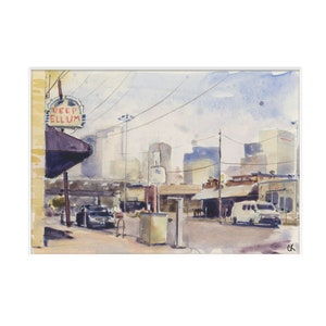 Pode incluir: Uma pintura a aquarela de uma cena de rua da cidade com uma placa que diz "Deep Ellum". A placa está no lado de um prédio com um toldo escuro. Há carros estacionados na rua e uma van branca que está indo embora. Os edifícios ao fundo são altos e têm um efeito nebuloso e atmosférico.