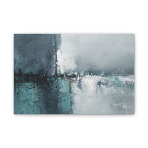 Könnte beinhalten: Abstrakte Leinwandkunst mit einer Palette aus Blau-, Grau- und Weißtönen. Das Kunstwerk weist einen strukturierten, geschichteten Effekt auf, wobei Pinselstriche ein Gefühl von Tiefe und Bewegung erzeugen. Das Gemälde wirkt beruhigend und atmosphärisch.