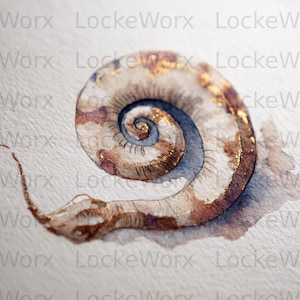 Può includere: Dipinto ad acquerello di una lumaca con un guscio a spirale. Il guscio è un mix di marrone, bianco e oro, con una trama dettagliata. Il corpo della lumaca si estende dal guscio, con una tavolozza di colori simile. L'opera d'arte è su carta strutturata bianco sporco.