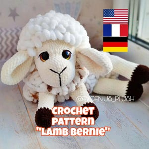 Könnte beinhalten: Ein weiß-braunes gehäkeltes Lamm-Stofftier mit großen dunklen Augen und einer strukturierten, wolleartigen Optik. Der Text @EVGENIUS_PLUSH CROCHET PATTERN LAMB BERNIE ist auf dem Bild zu sehen, zusammen mit kleinen Flaggensymbolen für die USA, Frankreich und Deutschland.