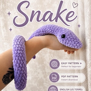 Könnte beinhalten: Eine violette Häkelschlange als Amigurumi mit schwarzen Sicherheitsaugen. Der Text lautet: CROCHET PATTERN Snake, AMIGURUMI PATTERN, EASY PATTERN Perfect for beginners, PDF PATTERN Instant download, ENGLISH (US TERMS) Step-by-step instructions.