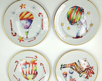 Juego de 4 platos decorativos Rosanna con detalles dorados y temática navideña. Fabricados en Italia.